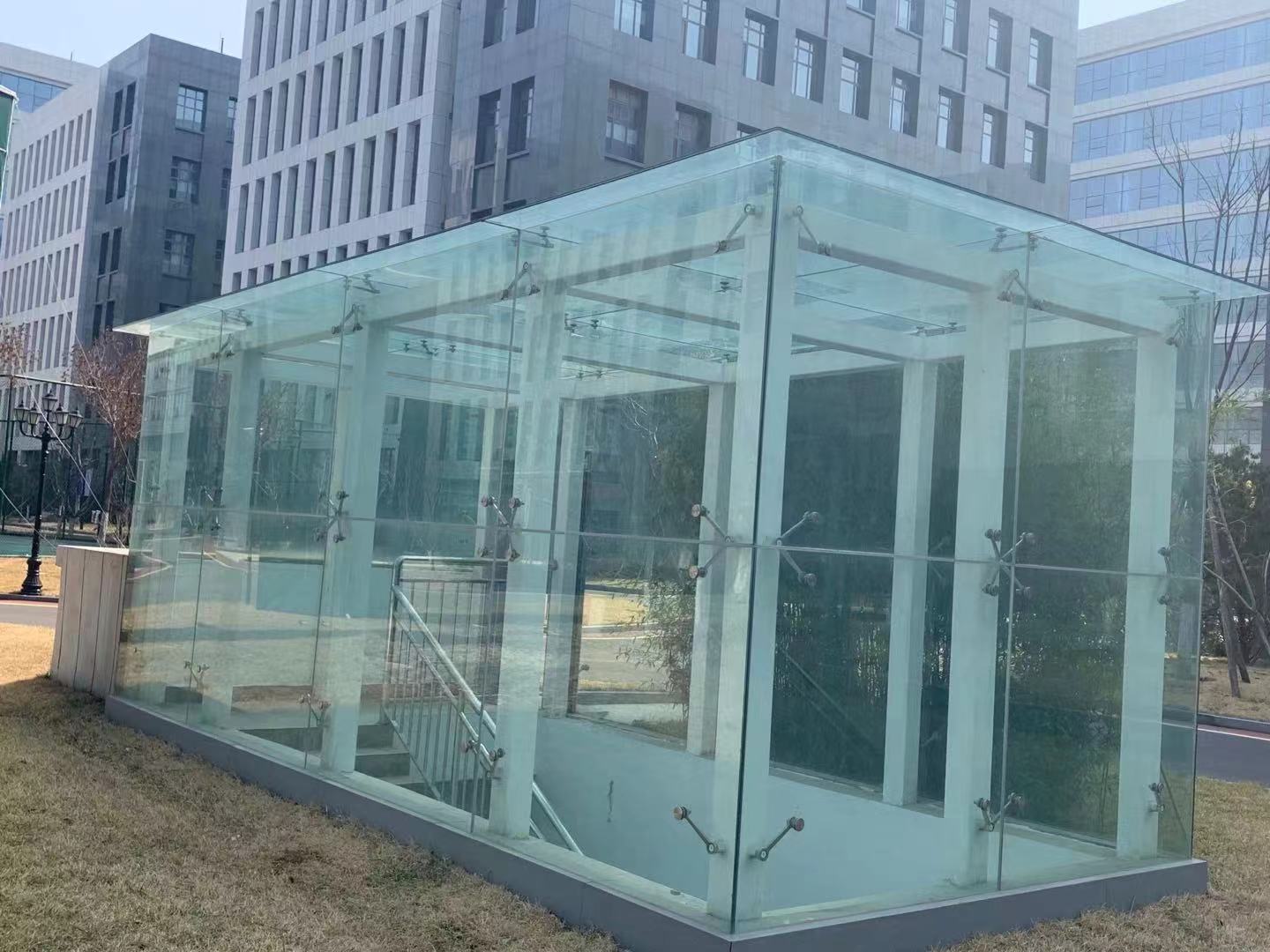 地下车库出入口玻璃雨棚的作用